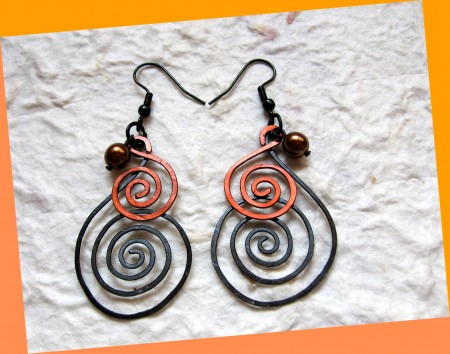 Spirálové drátěné a rozklepané náušnice